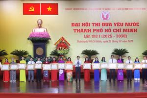 Ông Trần Lưu Quang - Bí thư Thành ủy TPHCM trao tặng Huân chương Lao động hạng Ba của Chủ tịch nước cho các cá nhân điển hình tiên tiến TPHCM tại đại hội. Ảnh: N.D