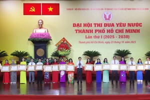 Ông Trần Lưu Quang - Bí thư Thành ủy TPHCM trao tặng Huân chương Lao động hạng Ba của Chủ tịch nước cho các cá nhân điển hình tiên tiến TPHCM tại đại hội. Ảnh: N.D