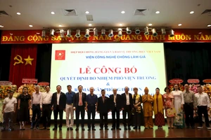 Các đại biểu cùng chụp ảnh tại lễ công bố. Ảnh: V.L