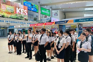 Sinh viên Học viện Hàng không tiếp cận quy trình vận hành chuyên nghiệp của ngành tại sân bay quốc tế Tân Sơn Nhất. Ảnh: HVHK