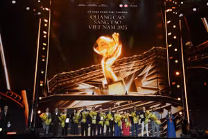 Ban tổ chức trao Giải thưởng Quảng cáo sáng tạo Việt Nam 2025 cho các dự án, doanh nghiệp.