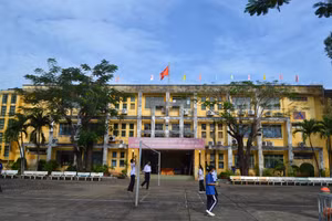 Cơ sở vật chất Trường THPT Nguyễn Huệ sau hơn 20 năm sử dụng bộc lộ nhiều hạn chế, gây áp lực tổ chức dạy học. Ảnh: H.P