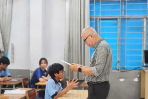 Thí sinh nghe phổ biến quy chế thi ngày 5/6. Ảnh: H.P.