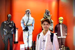 Đặng Tuấn Anh (sinh viên Khoa Y, Trường Đại học Y Phạm Ngọc Thạch) chụp ảnh với triển lãm trang phục. Ảnh: H.P.