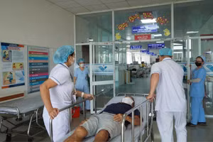 Các bệnh nhân nghi hít phải khí Clo được đưa đến bệnh viện cấp cứu và thăm khám kịp thời. Ảnh: Minh họa.