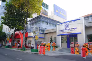 Bệnh viện Nhân dân Gia Định Cơ sở 2 tọa lạc tại khu vực lõi trung tâm TPHCM, thuận lợi cho công tác cấp cứu ngoại viện.