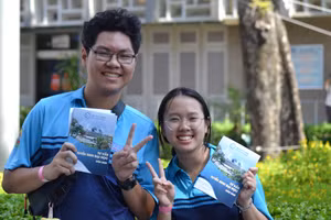 Hoàng Ngọc Phương Dung - học sinh lớp 12 Trường THPT Bùi Thị Xuân (TPHCM) cùng bạn tham gia ngày hội. Ảnh: Đ.N. Lan Anh