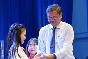 GS.TS. Nguyễn Minh Hà - Hiệu trưởng Trường ĐH Mở TPHCM trao giải cho các sinh viên xuất sắc. Ảnh: OU