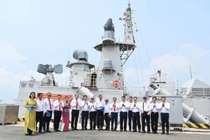 Đoàn đại biểu tham quan đơn vị tàu chiến đấu chủ lực của Vùng 2 Hải quân - Lữ đoàn 167. Ảnh: BHTY