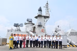 Đoàn đại biểu tham quan đơn vị tàu chiến đấu chủ lực của Vùng 2 Hải quân - Lữ đoàn 167. Ảnh: BHTY