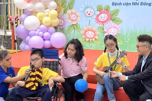 Tiết mục văn nghệ do hai bệnh nhi mắc bệnh hiếm thể hiện tại chương trình.