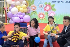 Tiết mục văn nghệ do hai bệnh nhi mắc bệnh hiếm thể hiện tại chương trình.