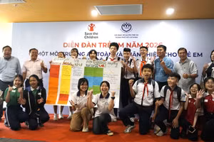 Các đại biểu và thiếu nhi tham dự Diễn đàn “Lắng nghe tiếng nói trẻ em” năm 2026.