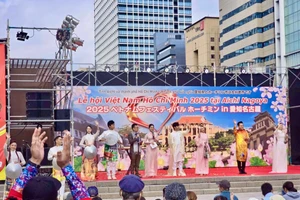 Tiết mục văn nghệ truyền thống diễn ra tại lễ hội ngày đầu tiên. Ảnh: ITN