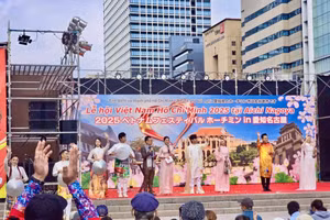 Tiết mục văn nghệ truyền thống diễn ra tại lễ hội ngày đầu tiên. Ảnh: ITN