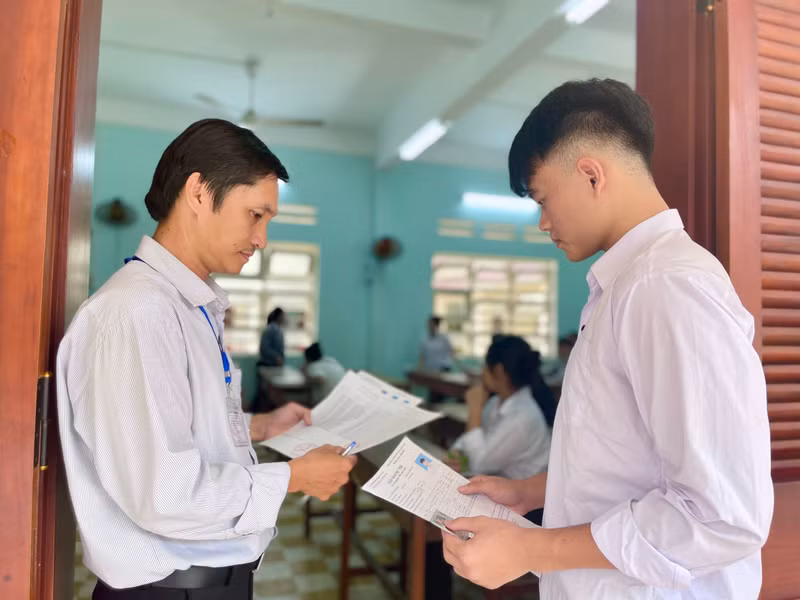 Gia Lai phản hồi thông tin thí sinh mang điện thoại vào phòng thi