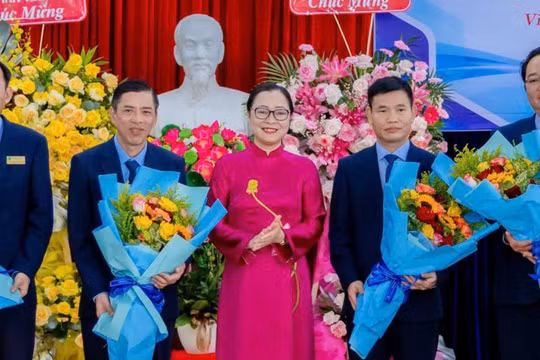 Thứ trưởng Nguyễn Thị Quyên Thanh tặng hoa chúc mừng Hiệu trưởng, các Phó Hiệu trưởng Trường ĐH SPKT Vĩnh Long.
