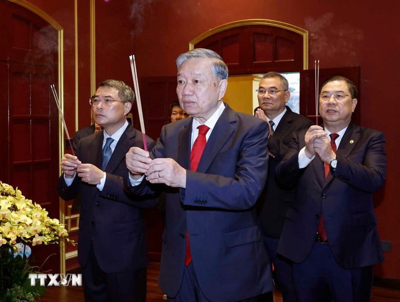 Tổng Bí thư Tô Lâm dâng hương tưởng nhớ, tri ân các bậc tiên đế có công với đất nước tại Khu Di tích Hoàng Thành Thăng Long-Hà Nội.