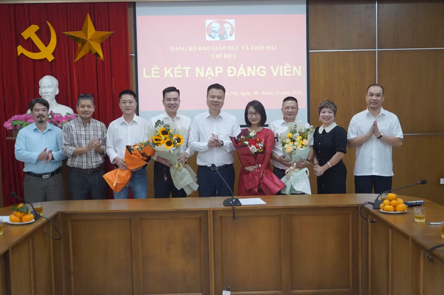 Đồng chí Triệu Ngọc Lâm, đồng chí Dương Thị Thanh Hương; đồng chí Nguyễn Đức Tuân và Chi uỷ Chi bộ 2 chúc mừng 4 đồng chí đảng viên mới.