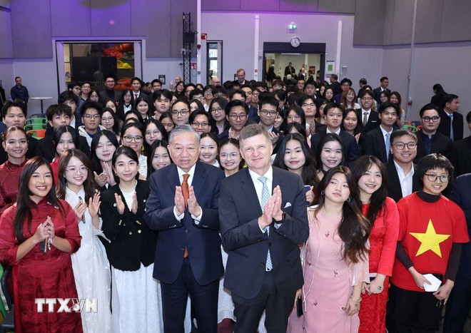 Tổng Bí thư Tô Lâm và ông Ilkka Niemela, Chủ tịch Đại học Aalto với sinh viên Việt Nam đang theo học tại Helsinki. (Ảnh: Thống Nhất/TTXVN) Tổng Bí thư Tô Lâm và ông Ilkka Niemela, Chủ tịch Đại học Aalto với sinh viên Việt Nam đang theo học tại Helsinki. (Ảnh: Thống Nhất/TTXVN)