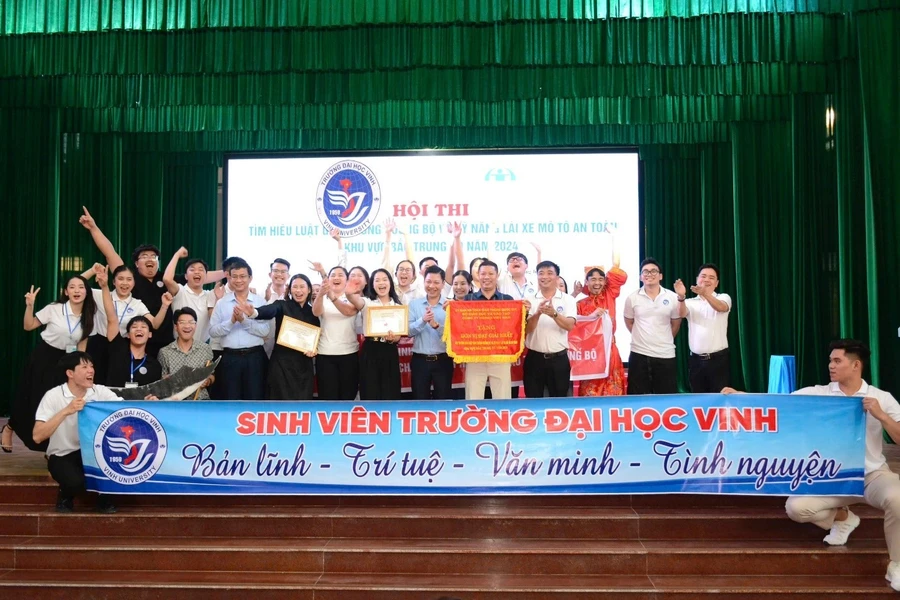 Ban tổ chức trao giải Nhất cho đội thi Trường Đại học Vinh.