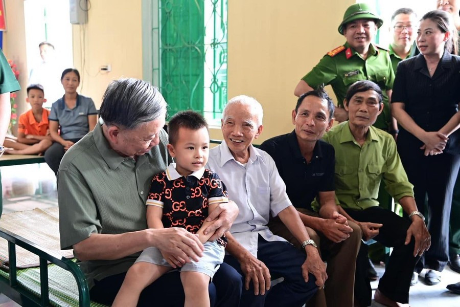 Tổng Bí thư, Chủ tịch nước Tô Lâm thăm hỏi, động viên nhân dân sơ tán tại xã Trường Sinh, huyện Sơn Dương, tỉnh Tuyên Quang.