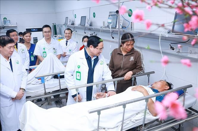 Thủ tướng Phạm Minh Chính thăm, chúc Tết bệnh nhân đang điều trị tại Bệnh viện hữu nghị Việt Đức. Ảnh: Dương Giang/TTXVN