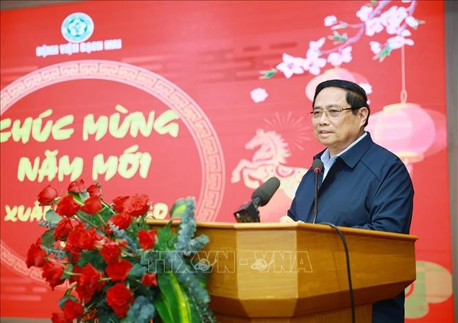 Thủ tướng Phạm Minh Chính chúc Tết, giao nhiệm vụ cho các cán bộ, bác sĩ, nhân viên y tế Bệnh viện Bạch Mai. Ảnh: Dương Giang/TTXVN