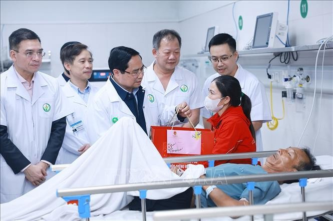 Thủ tướng Phạm Minh Chính thăm, chúc Tết, tặng quà cho bệnh nhân đang điều trị tại Bệnh viện hữu nghị Việt Đức. Ảnh: Dương Giang/TTXVN