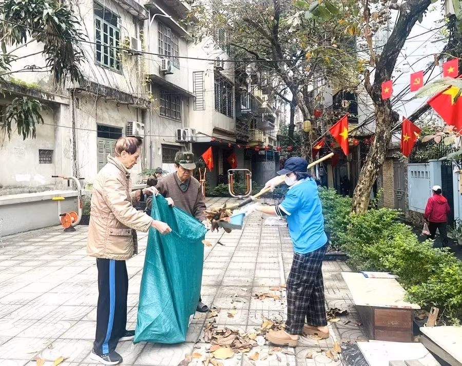 Các Tổ “Kim Liên sạch - Môi trường xanh” thực hiện công tác đảm bảo vệ sinh môi trường trên địa bàn.