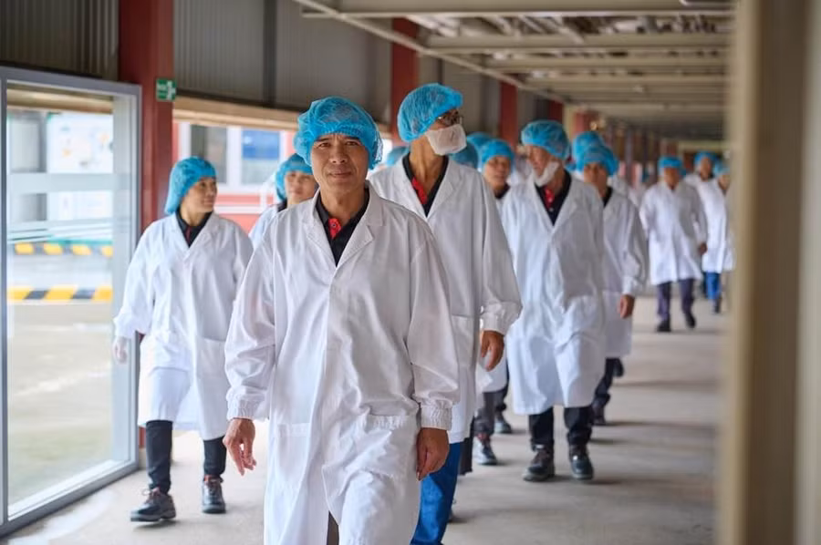 Các nông dân tiêu biểu của chương trình NESCAFÉ Plan hào hứng tham quan nhà máy Nestlé Trị An.