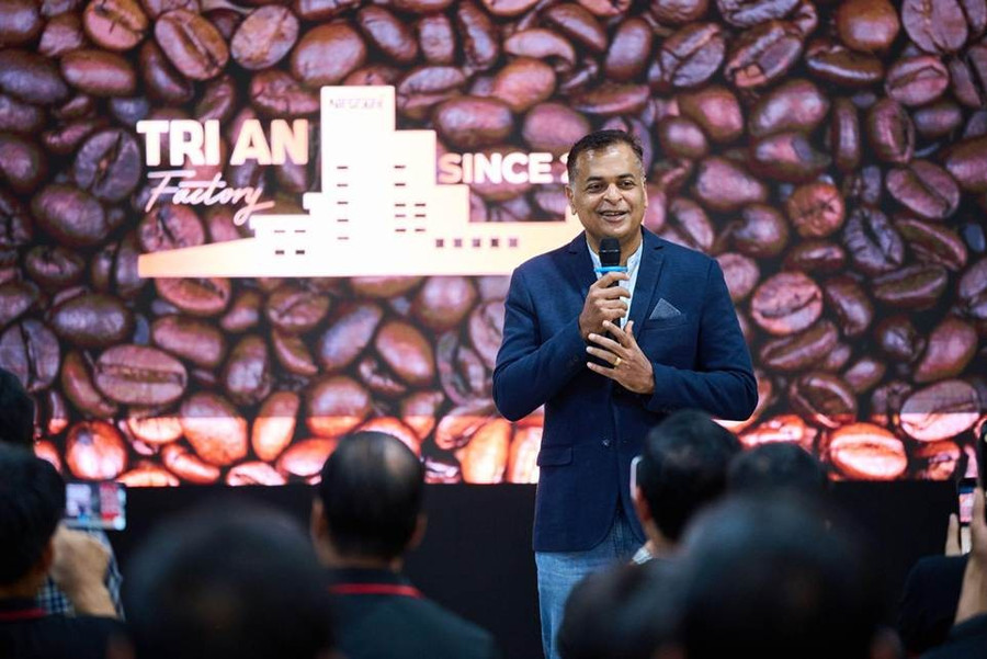 Ông Binu Jacob – Tổng Giám Đốc Nestlé Việt Nam phát biểu chào mừng đoàn nông dân tiêu biểu đến tham quan nhà máy Ông Binu Jacob – Tổng Giám Đốc Nestlé Việt Nam phát biểu chào mừng đoàn nông dân tiêu biểu đến tham quan nhà máy