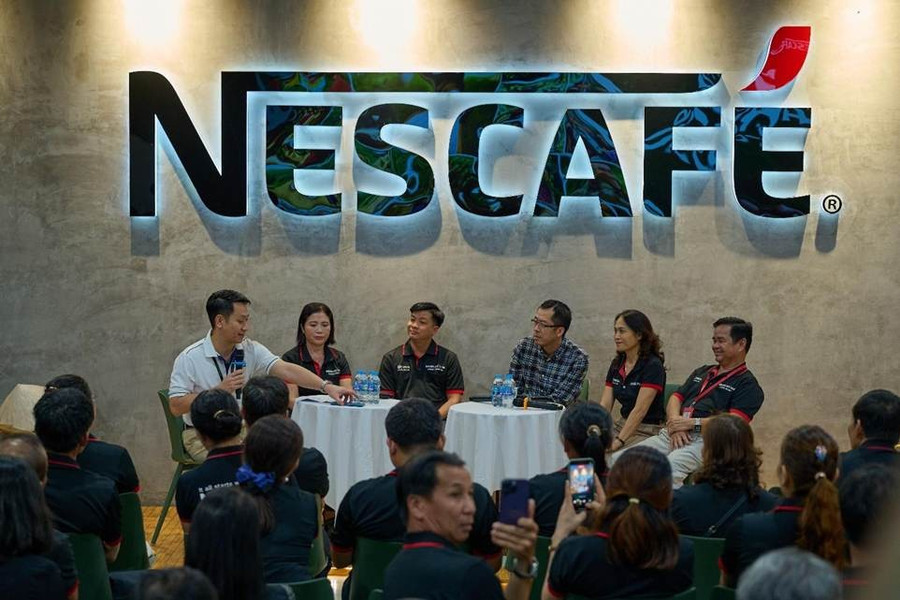 Tọa đàm “Vai trò của người nông dân trong nông nghiệp tái sinh” cùng với nông dân tiêu biểu của chương trình NESCAFÉ Plan và đại diện của Nestlé Việt Nam. Tọa đàm “Vai trò của người nông dân trong nông nghiệp tái sinh” cùng với nông dân tiêu biểu của chương trình NESCAFÉ Plan và đại diện của Nestlé Việt Nam.