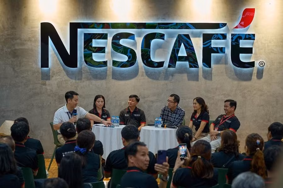 Tọa đàm “Vai trò của người nông dân trong nông nghiệp tái sinh” cùng với nông dân tiêu biểu của chương trình NESCAFÉ Plan và đại diện của Nestlé Việt Nam.