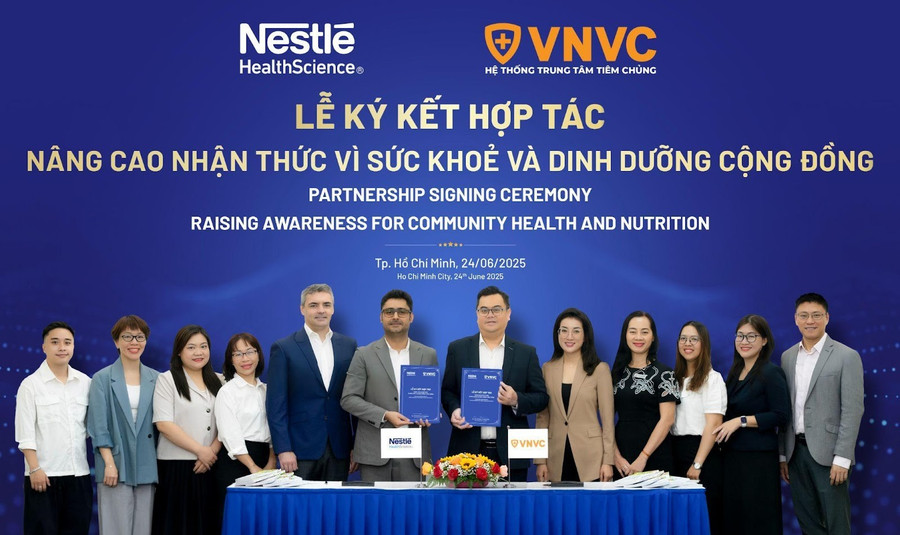Bà Hà Thu Nga - Phó Tổng Giám đốc Công ty Vắc xin VNVC và ông Pablo Mazzoletti - Giám đốc Nestlé Health Science khu vực ASEAN chứng kiến Lễ ký kết hợp tác chiến lược giữa Hệ thống Tiêm chủng VNVC và Nestlé Health Science, thuộc Tập đoàn Nestlé toàn cầu. Ảnh: VNVC Bà Hà Thu Nga - Phó Tổng Giám đốc Công ty Vắc xin VNVC và ông Pablo Mazzoletti - Giám đốc Nestlé Health Science khu vực ASEAN chứng kiến Lễ ký kết hợp tác chiến lược giữa Hệ thống Tiêm chủng VNVC và Nestlé Health Science, thuộc Tập đoàn Nestlé toàn cầu. Ảnh: VNVC