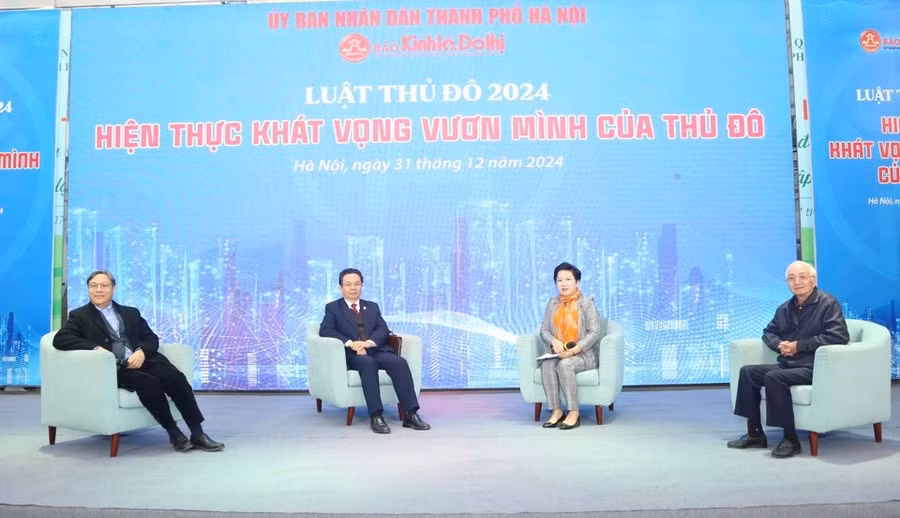Các diễn giả tham gia trao đổi tại Talkshow “Luật Thủ đô 2024: Hiện thực khát vọng vươn mình của Thủ đô”.
