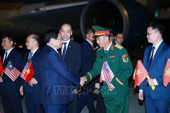 Cán bộ, nhân viên Đại sứ quán Việt Nam tại Malaysia đón Thủ tướng Phạm Minh Chính tham dự Hội nghị Cấp cao ASEAN lần thứ 47 và các Hội nghị Cấp cao liên quan. Ảnh: Dương Giang/TXVN Cán bộ, nhân viên Đại sứ quán Việt Nam tại Malaysia đón Thủ tướng Phạm Minh Chính tham dự Hội nghị Cấp cao ASEAN lần thứ 47 và các Hội nghị Cấp cao liên quan. Ảnh: Dương Giang/TXVN