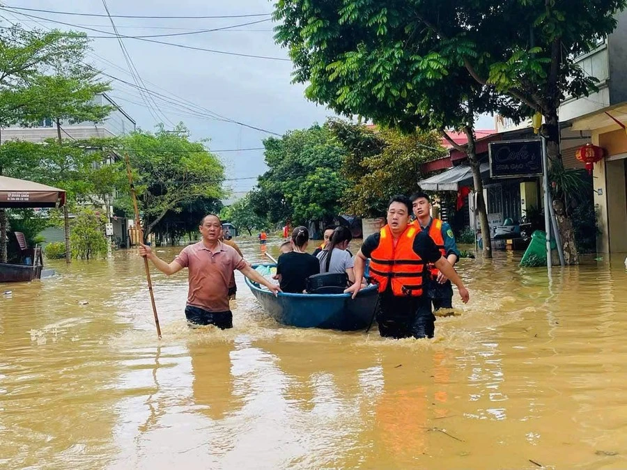 Lực lượng chức năng tỉnh Thái Nguyên hỗ trợ di dời người dân ra khỏi khu vực nguy hiểm .