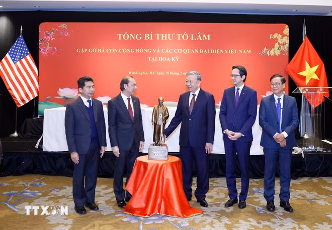 Tổng Bí thư Tô Lâm trao tặng bức tượng Chủ tịch Hồ Chí Minh cho các cơ quan đại diện Việt Nam tại Hoa Kỳ. (Ảnh: Thống Nhất/TTXVN)