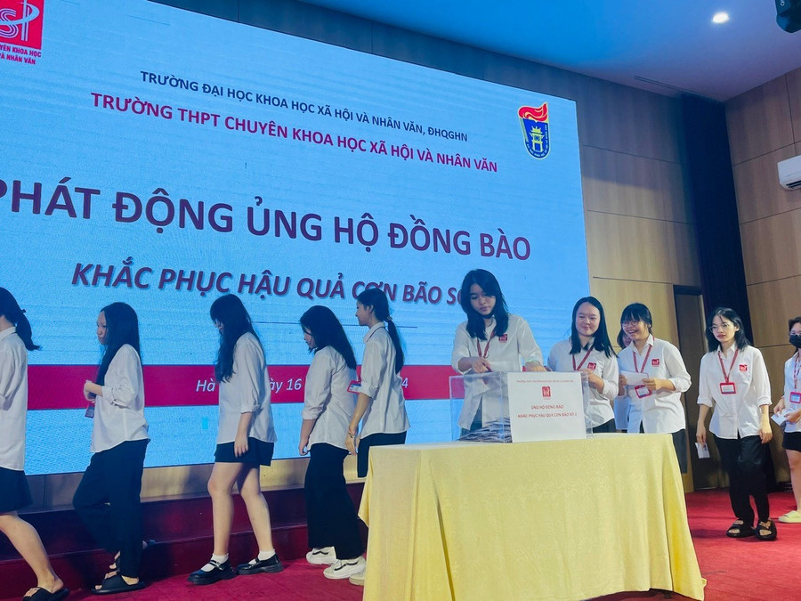 Các em học sinh tích cực hưởng ứng tinh thần "Lá lành đùm lá rách". IMG_6156.jpg