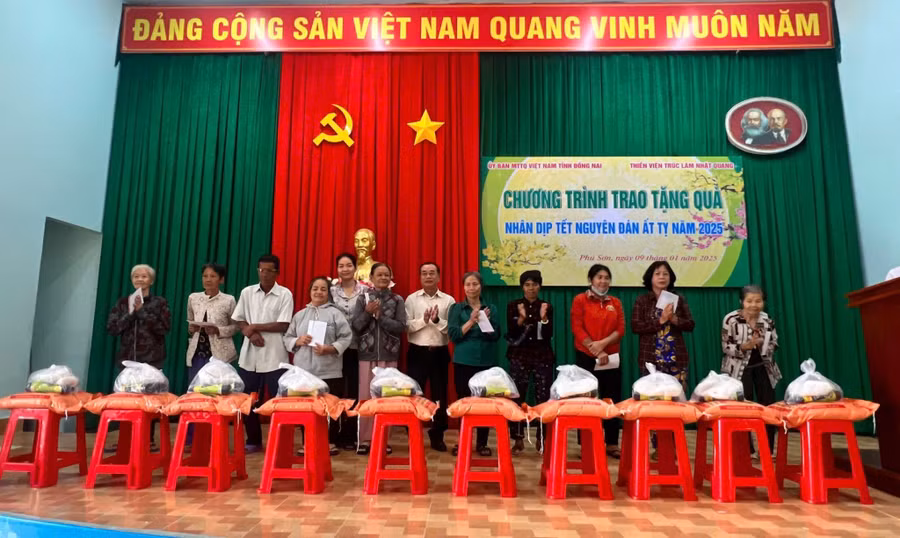 trao-qua-tet-3.jpg