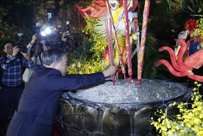 Tổng Bí thư Tô Lâm dâng hương tại tượng đài Vua Lý Thái Tổ. Ảnh: Thống Nhất/TTXVN