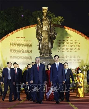Tổng Bí thư Tô Lâm và Bí thư Thành ủy Hà Nội Nguyễn Duy Ngọc cùng các đại biểu tại tượng đài Vua Lý Thái Tổ. Ảnh: Thống Nhất/TTXVN