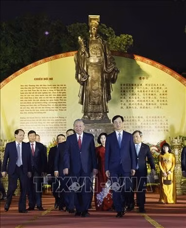 Tổng Bí thư Tô Lâm và Bí thư Thành ủy Hà Nội Nguyễn Duy Ngọc cùng các đại biểu tại tượng đài Vua Lý Thái Tổ. Ảnh: Thống Nhất/TTXVN