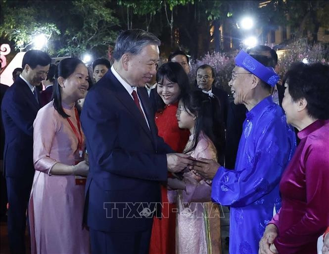 Tổng Bí thư Tô Lâm thăm hỏi, chúc Tết và mừng tuổi cho đại diện các tầng lớp nhân dân. Ảnh: Thống Nhất/TTXVN