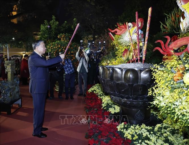 Tổng Bí thư Tô Lâm dâng hương tại tượng đài Vua Lý Thái Tổ. Ảnh: Thống Nhất/TTXVN