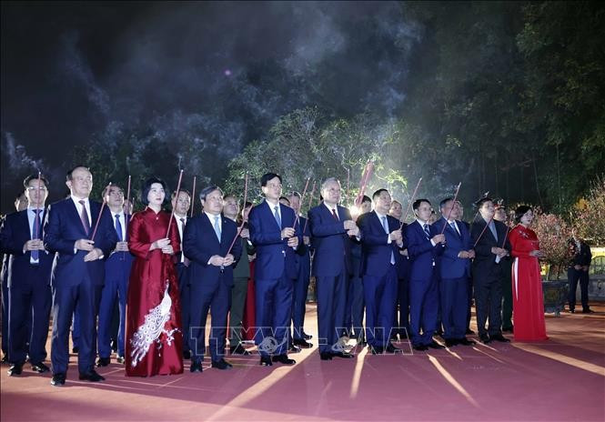 Tổng Bí thư Tô Lâm và các đại biểu dâng hương tại tượng đài Vua Lý Thái Tổ. Ảnh: Thống Nhất/TTXVN