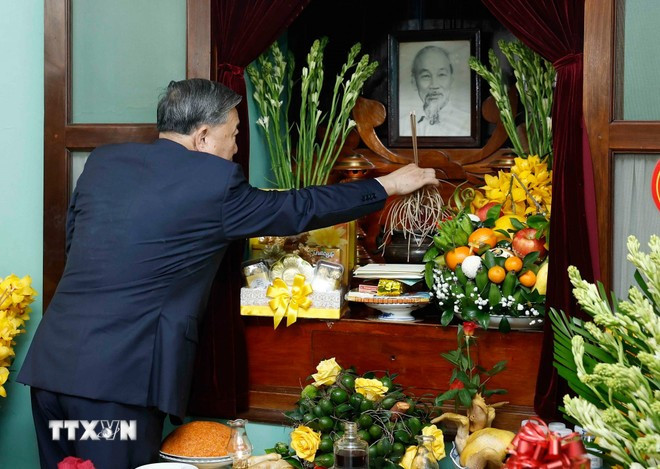 Tổng Bí thư Tô Lâm dâng hương tưởng niệm Bác Hồ tại Nhà 67, Khu Di tích Chủ tịch Hồ Chí Minh tại Phủ Chủ tịch. (Ảnh: Thống Nhất/TTXVN)