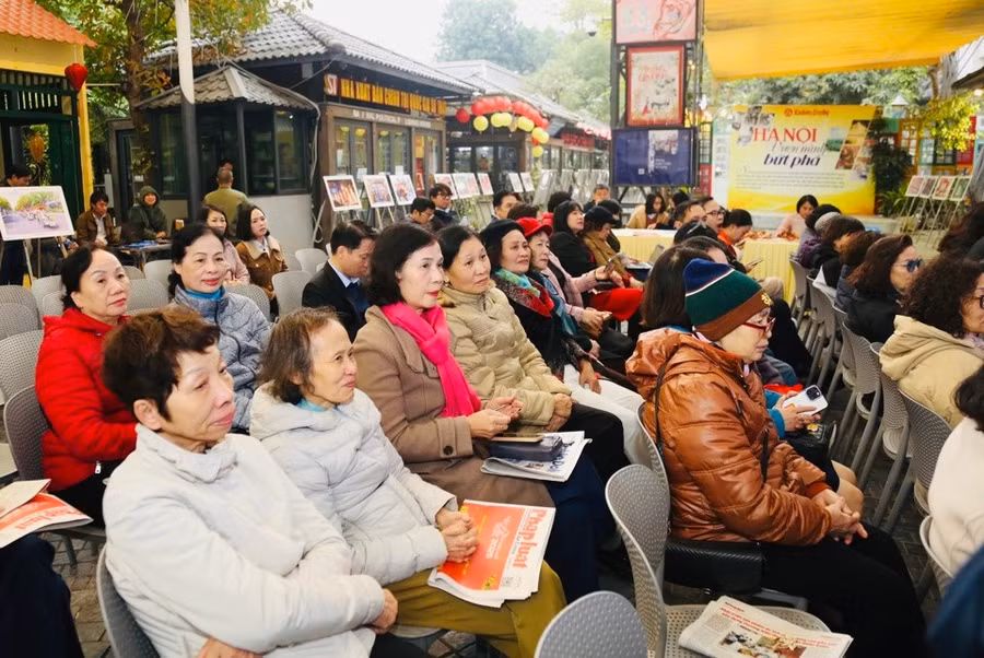 Các đại biểu, người dân Thủ đô tham dự sự kiện.