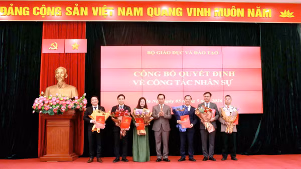 Bộ trưởng Hoàng Minh Sơn trao quyết định và tặng hoa các cán bộ được điều động, bổ nhiệm.